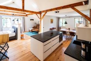 a kitchen and living room with a bed and a table at Landwarenhaus Gross Beuchow in Groß Beuchow