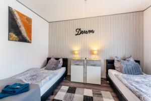 ein Schlafzimmer mit 2 Betten und ein Schild an der Wand in der Unterkunft Ferienhaus Peggy mit Klimaanlage in den Bergen in Walkenried