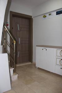Pokój z drewnianymi drzwiami i schodami w obiekcie Mr Miller Suites w Stambule