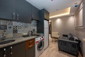 Kuchyň nebo kuchyňský kout v ubytování Comfort Suites Hotel