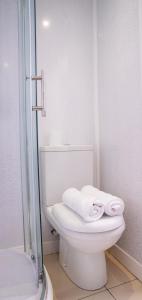 uma casa de banho branca com um WC e um chuveiro em Comfortable Stay for 6, Charming 3-Bedrooms near Gloucester Quays with Parking em Hempstead