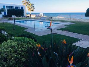 a swimming pool with the beach in the background at Mojácar Vibes 1 Línea de Playa in Mojácar