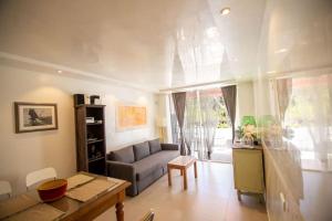 uma sala de estar com um sofá e uma mesa em Chaparal Design Apartment em Costa Del Silencio
