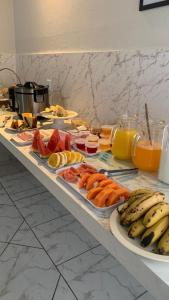 ein Buffet mit vielen verschiedenen Speisen auf dem Tisch in der Unterkunft BALSAMO HOTEL in Marília