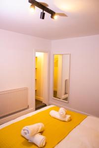 um quarto com uma cama com duas toalhas em Comfortable Stay for 6, Charming 3-Bedrooms near Gloucester Quays with Parking em Hempstead