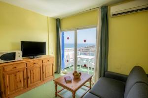 Telewizja i/lub zestaw kina domowego w obiekcie Destinos de Sol La Minería Roquetas de Mar