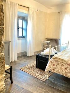 a bedroom with a bed and a window at Piccola dimora accogliente e molto panoramica in Tagliacozzo