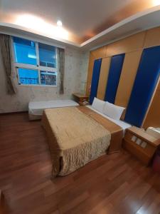 a bedroom with a large bed and a large window at Xinghe Motel - Chaozhou in Chaozhou