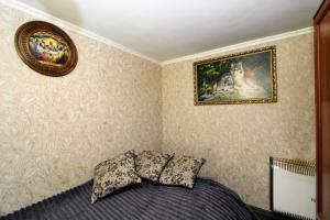 ein Schlafzimmer mit einem Bett und einem Wandgemälde in der Unterkunft Котедж "Гірський Затишок" in Jaremtsche