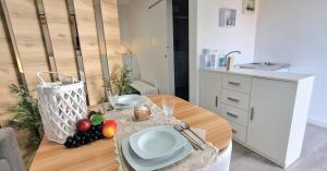 - une table avec des assiettes et des fruits dans la cuisine dans l'établissement La casa de los viajeros, à Cordoue