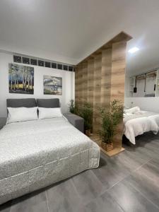- une chambre avec 2 lits et un mur dans l'établissement La casa de los viajeros, à Cordoue