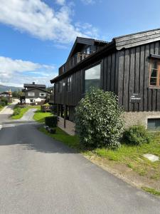 une maison sur le côté d'une route dans l'établissement Lom Apartment, à Lom