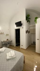 um quarto branco com uma cama e uma secretária em Arco Vanese em Bari