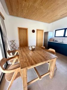 una mesa de madera y sillas en una habitación en Villa Lavayarena, en La Oliva