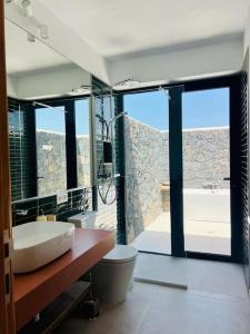 a bathroom with a tub and a toilet and a sink at Villa Lavayarena in La Oliva