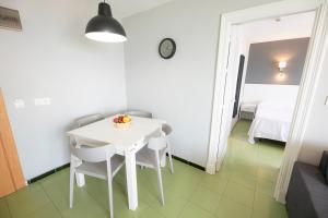 Łóżko lub łóżka w pokoju w obiekcie Destinos de Sol La Minería Roquetas de Mar