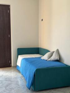 um quarto com uma cama azul e um cobertor azul em Lux Domus em Montoro Inferiore