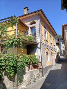 un edificio con piante sul lato di La Capinera a Muggio