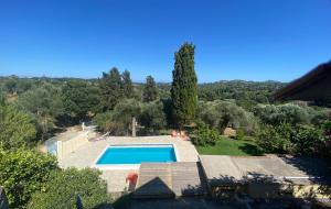 een buitenuitzicht op een villa met een zwembad bij Kidonakia Apartments in Ágios Ioánnis
