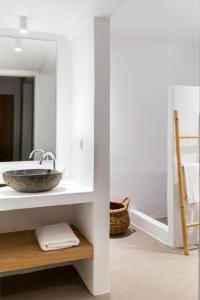 La salle de bains est pourvue d'un lavabo et d'un miroir. dans l'établissement Platinum Paros Villa - Villa Azure - 5 Bedrooms - Sea Views & Private Pool - Naoussa, à Kolympithres