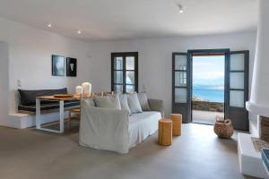 - un salon avec un canapé blanc et une table dans l'établissement Platinum Paros Villa - Villa Azure - 5 Bedrooms - Sea Views & Private Pool - Naoussa, à Kolympithres