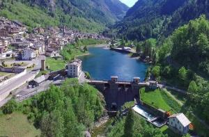 una vista aérea de una ciudad con un puente sobre un río en Casa Carona, en Carona