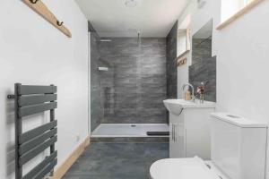y baño con ducha, aseo y lavamanos. en Shannobank farmhouse en Duns