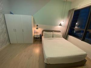 1 dormitorio con cama, mesa y ventana en Arte plus by Sweet home en Kuala Lumpur