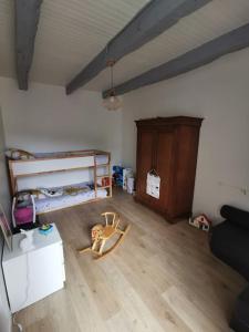 een slaapkamer met een stapelbed en een houten vloer bij Maison de campagne dans un écrin de verdure in Conques-en-Rouergue