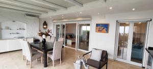 a kitchen and dining room with a table and chairs at Beach House El Saladillo in Estepona
