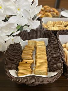 a basket of crackers and pastries on a table at Hotel Rota Do Sol in Patrocínio +43 photos