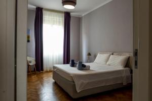 - une chambre avec un lit et une grande fenêtre dans l'établissement Vale a Livorno, à Livourne