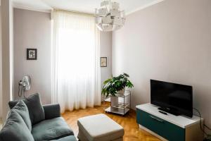 a living room with a couch and a flat screen tv at Vale a Livorno in Livorno