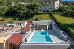 una vista aérea de una piscina en una casa en Wellnesshotel Rothfuß mit Spa und 2 Schwimmbädern, en Bad Wildbad