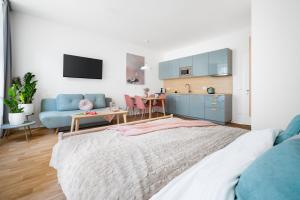 Postel nebo postele na pokoji v ubytování Enjoy Downtown Boutique Apartments #13 by Goodnite cz
