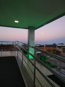 Blick auf einen Bahnhof mit Zug auf den Gleisen in der Unterkunft Hotel Rota Do Sol in Patrocínio