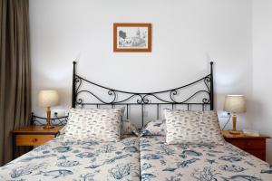 een slaapkamer met een zwart-wit bed met 2 kussens bij Callao Beach 8 in Arrieta