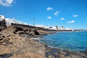 einen felsigen Strand mit Meerblick in der Unterkunft Callao Beach 8 in Arrieta