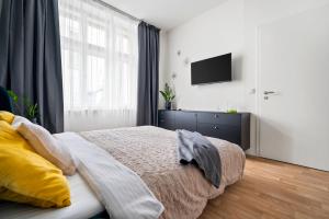 Postel nebo postele na pokoji v ubytování Enjoy Downtown Boutique Apartments #13 by Goodnite cz