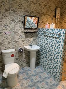 a bathroom with a toilet and a sink at D-2 Home in Chanthaburi