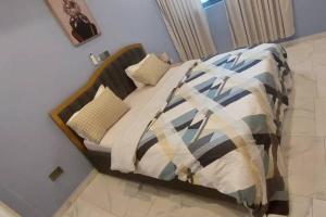 Łóżko lub łóżka w pokoju w obiekcie AdiepenA