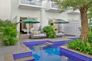 Pramod Lands End Resort, a member of Radisson Individuals内部或周边的泳池