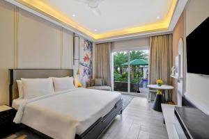 戈巴尔布尔Pramod Lands End Resort, a member of Radisson Individuals的配有床和电视的酒店房间