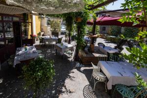 un patio con tavoli e sedie in un ristorante di B&B Formigola a Corticelle Pieve