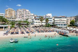 un grupo de personas en el agua en una playa en Vila Era Beach en Sarandë