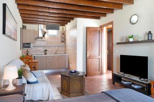 a living room with a television and a kitchen at Viviendas El Pescador - Remo in El Golfo