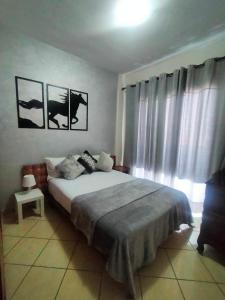 Un dormitorio con una cama grande y una ventana en Entire Apartment, en Agadir