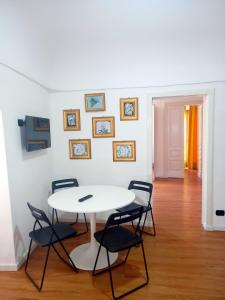 une salle à manger avec une table et des chaises blanches dans l'établissement Antica Sicilia Luxury, à Regalbuto