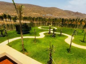 eine Luftblick auf einen Garten mit Palmen in der Unterkunft Villa dream oujda in Oujda