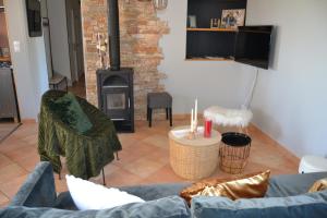 ein Wohnzimmer mit einem Sofa und einem Kamin in der Unterkunft Gite sublime campagne in La Baconnière